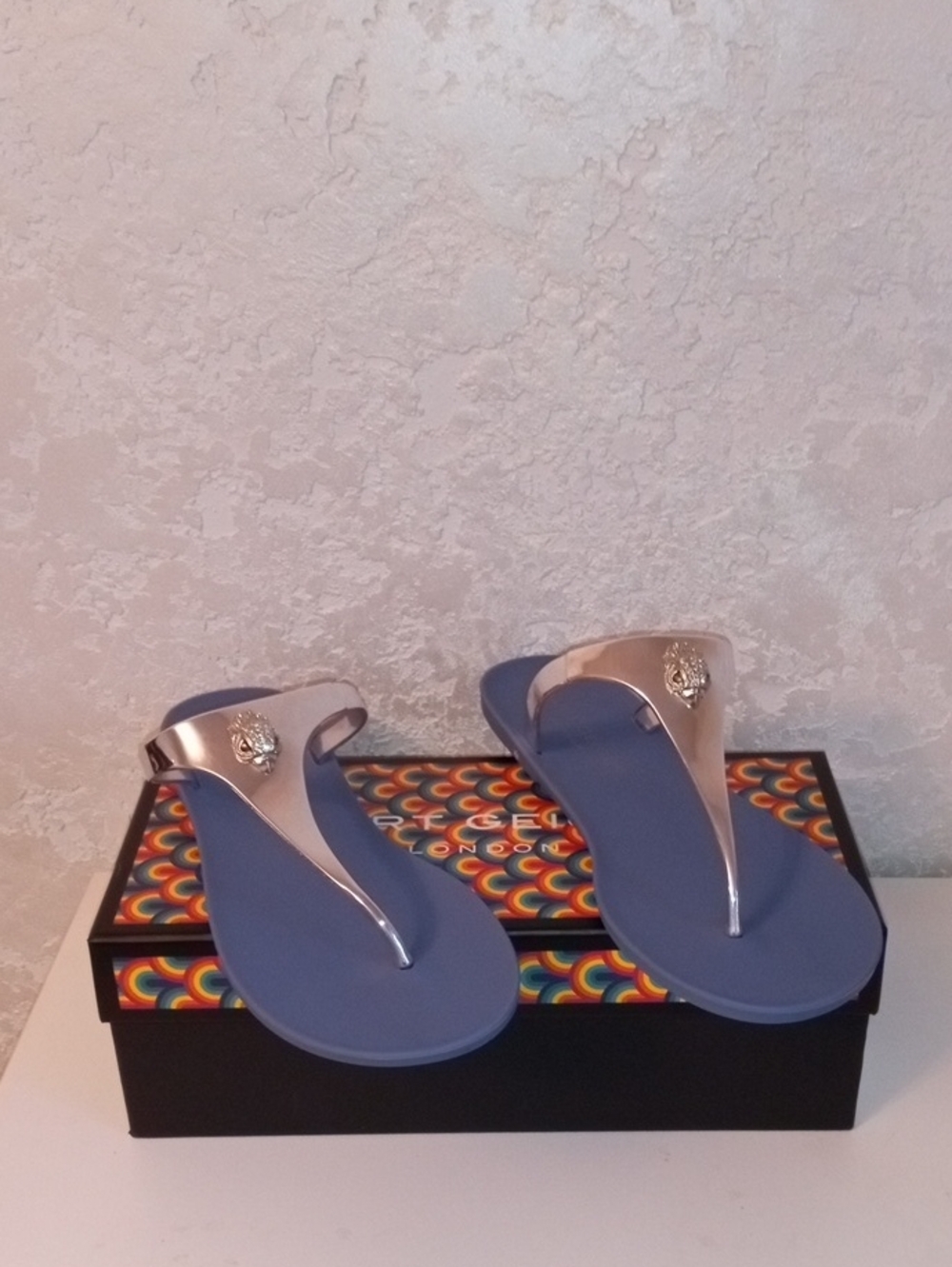 Kurt Geiger Silver Leather T-Strap Sandals – Blue Footbed NWT